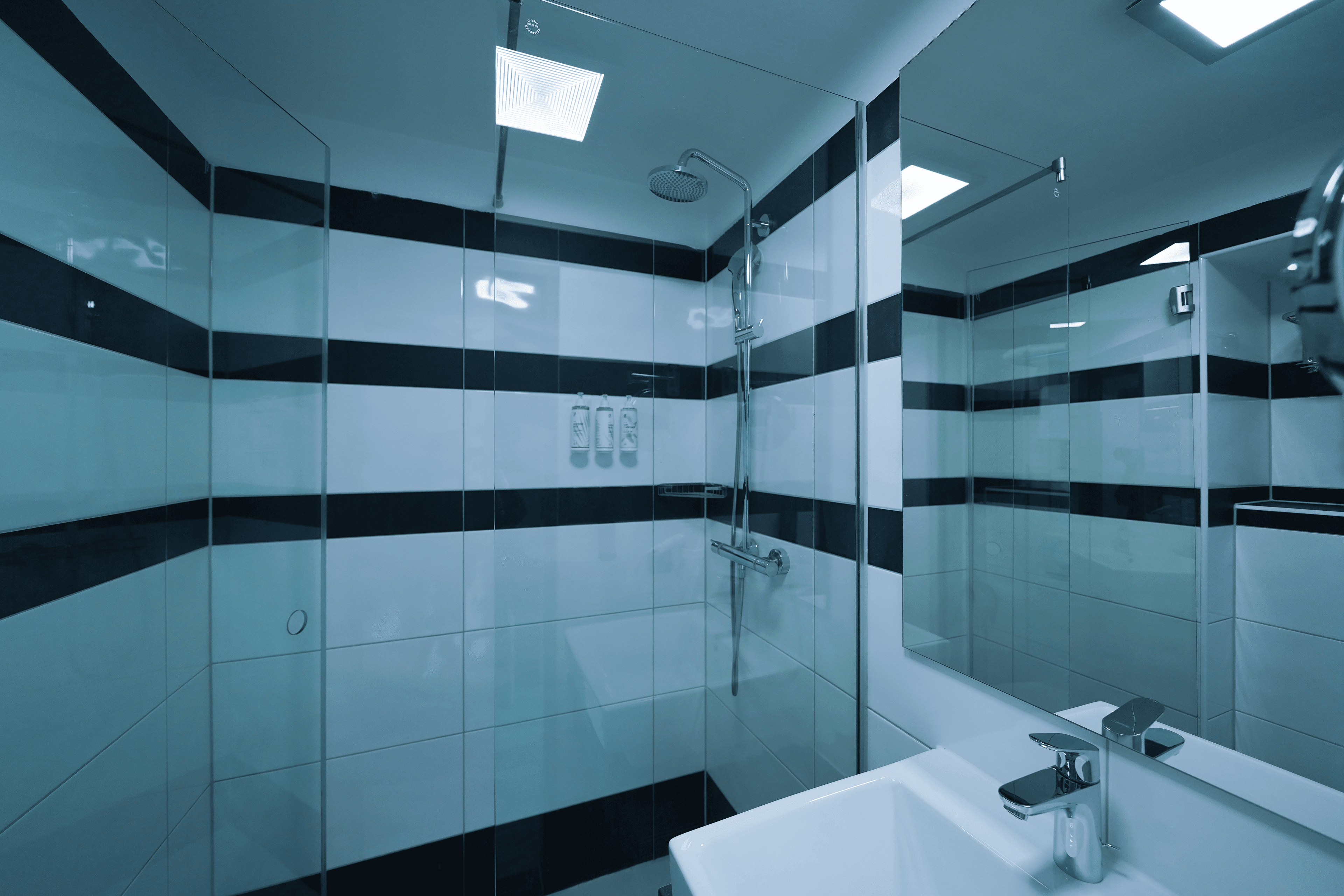 Badezimmer des Einzelzimmers im Hotel BEE GREEN Schönbrunn