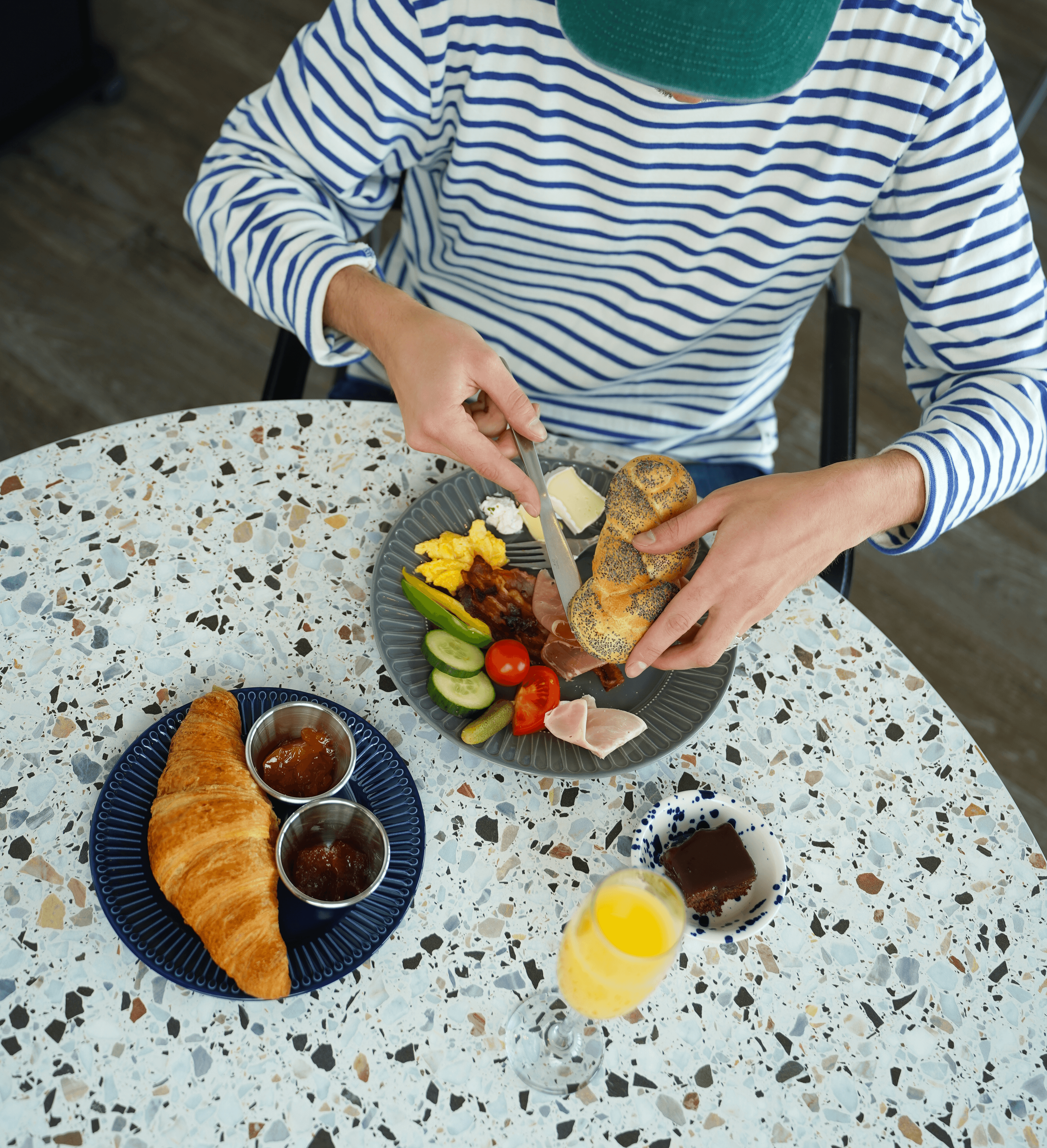 Frühstücksteller mit Gebäck und Gemüse