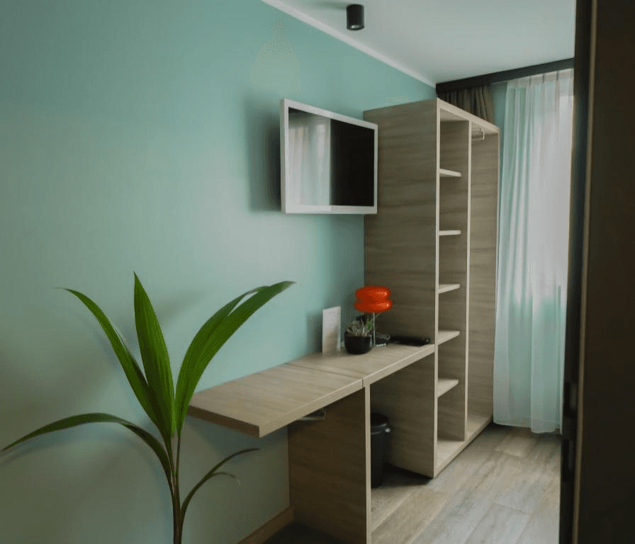 Schreibtisch und Stauraum im Einzelzimmer im Hotel BEE GREEN Schönbrunn