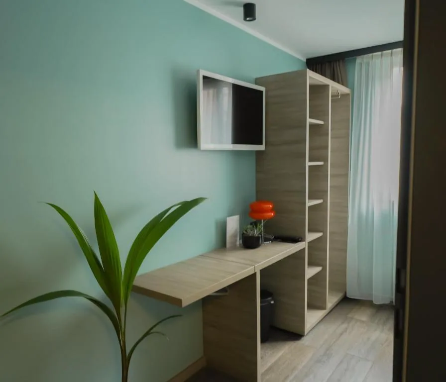 Schreibtisch und Stauraum im Einzelzimmer im Hotel BEE GREEN Schönbrunn